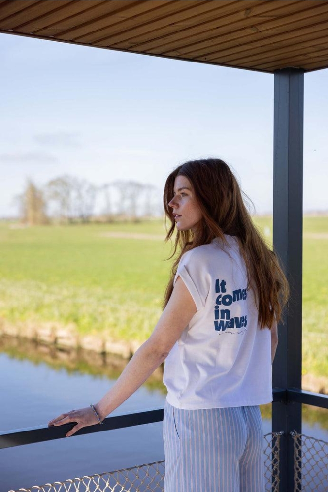 T SHIRT MET OPGEROLDE MOUW MET TEKST 0304 257 1000 WIT